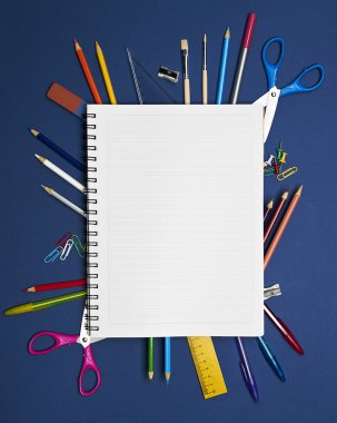Geri okul serisi için: shool malzemeleri mavi arka plan üzerinde
