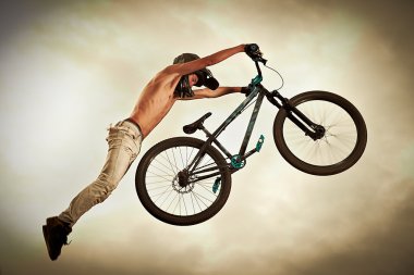 Genç adam onun bisiklet üzerinde uçan: kir atlama