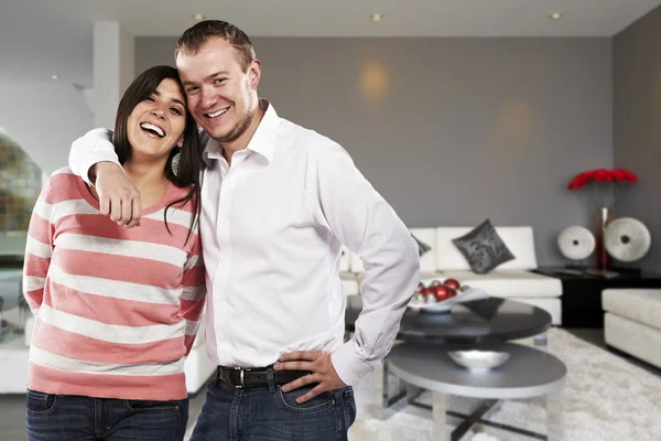 Joven pareja feliz en su nueva casa — Foto de Stock