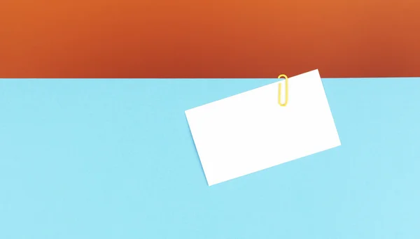 Визитная карточка на синем листе с желтой обоймой — стоковое фото
