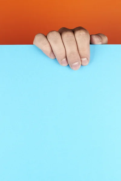 Mano tenendo foglio vuoto con spazio di copia — Foto Stock