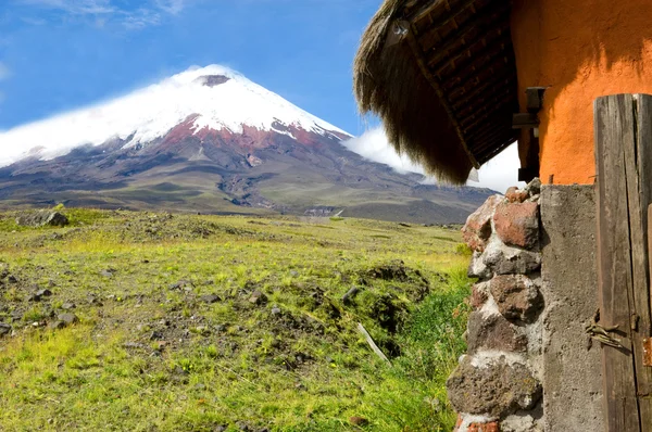 Cottage and mountain — Stock Photo, Image