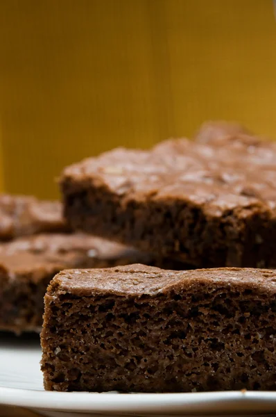 Свежеиспечённый шоколадный пирог с орехами — стоковое фото