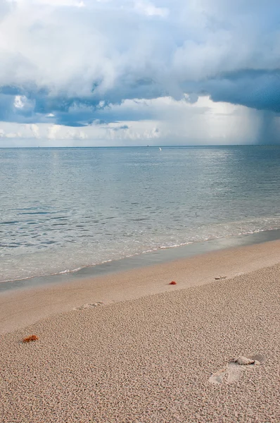 Scene of the beach in a cloudy day — Stock Photo, Image