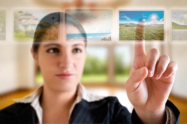 Jonge succesvolle vrouw planning van haar vakanties kiezen van opties — Stockfoto