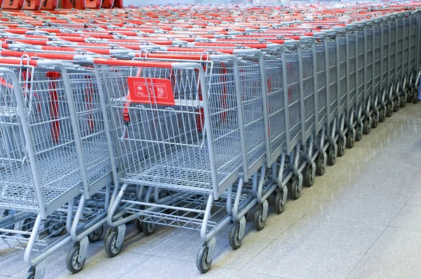 Kundvagn i en butik — Stockfoto