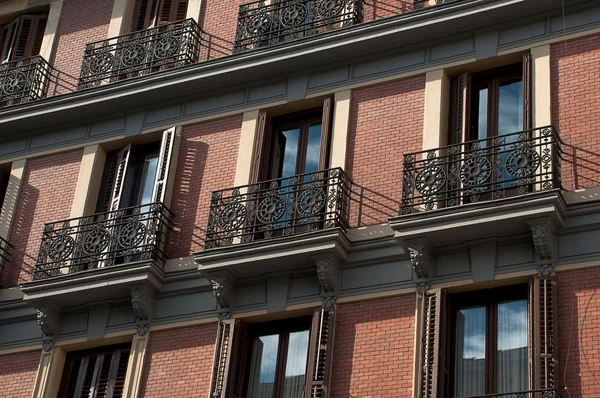 Arquitetura, tijolo edifícios espanhóis com terraços — Fotografia de Stock