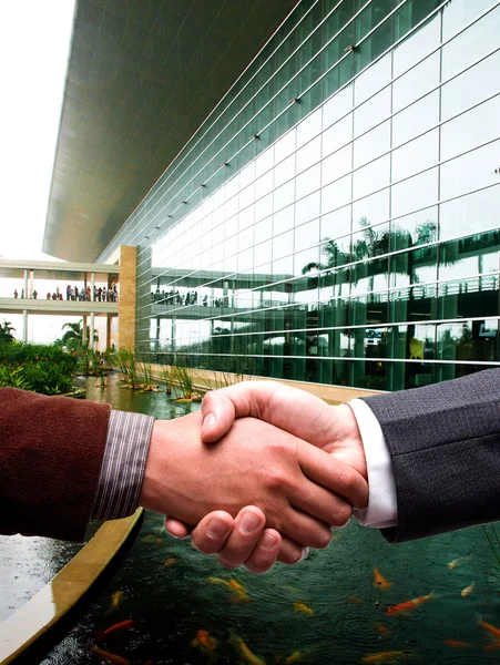 Händedruck im Business Center — Stockfoto