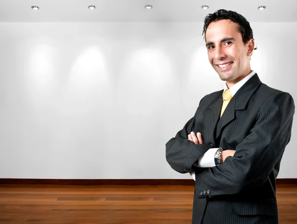 Elegant, unga och leende affärsman på kontor — Stockfoto