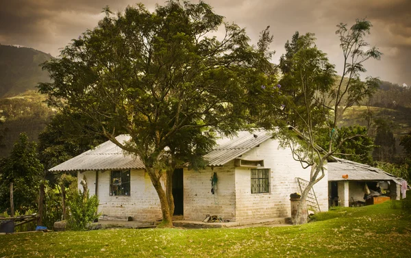 Stary dom w gospodarstwie — Zdjęcie stockowe