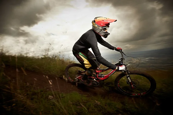 Young man riding a mountain bike downhill style — Stock Photo, Image