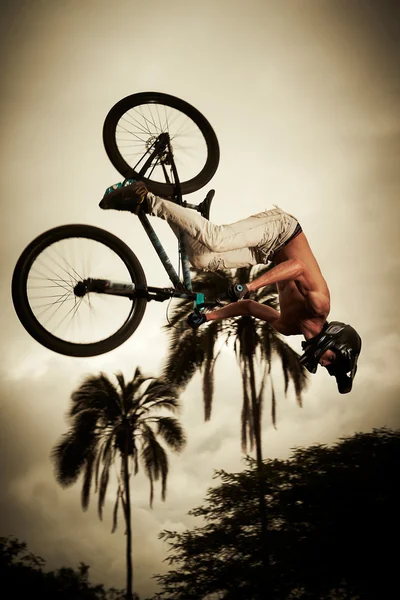 Joven volando en su bicicleta: Salto de tierra — Foto de Stock