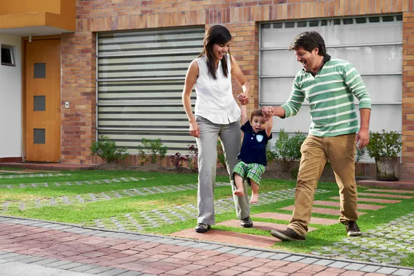 Young happy couple at their new big house — Stock Photo, Image