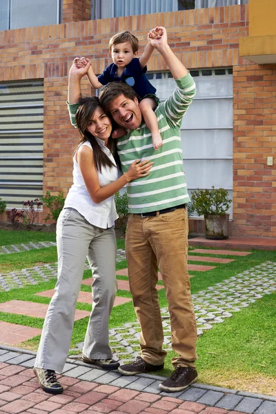 Young happy couple at their new big house — Stock Photo, Image