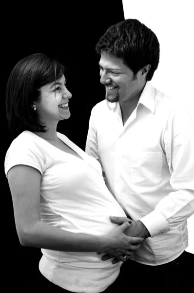 Молодая беременная пара — стоковое фото