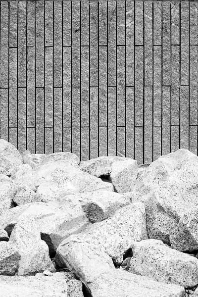 Фон: большие камни и бетонная стена — стоковое фото
