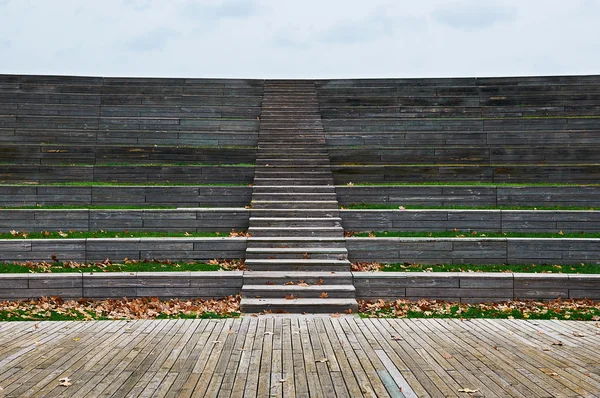木製の階段と青空 — ストック写真