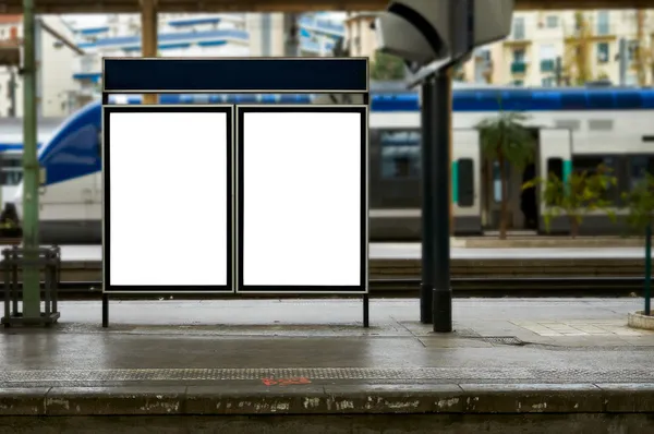 Cartelera vacía en la estación de tren — Foto de Stock