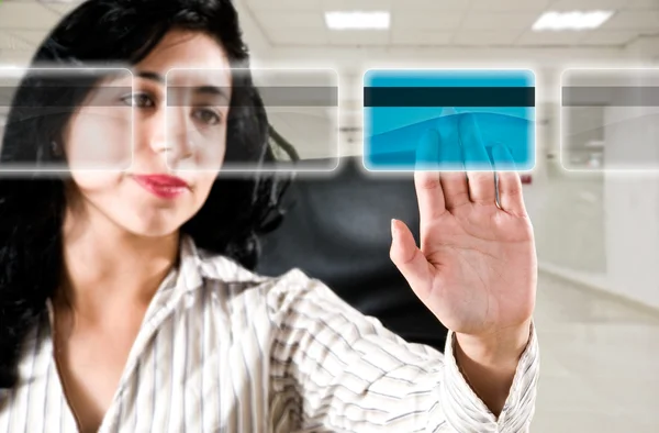 Zakenvrouw op kantoor kiezen creditcard voor online betaling — Stockfoto