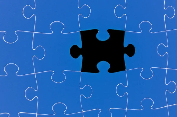 Færdiggørelse af den manglende Jigsaw puslespil koncept for erhvervslivet - Stock-foto