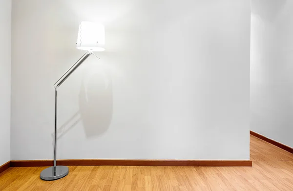 Mur vide avec espace conforme et lampe — Photo