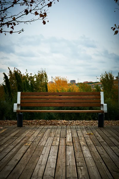 Empty wooden seat at the park — Stock Photo, Image