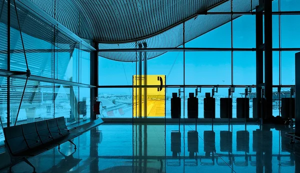 Modern internationell flygplats interiör — Stockfoto