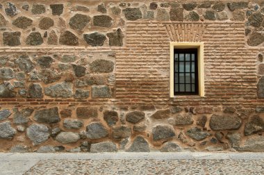 Taş duvar penceresi ve sokak (yatay)