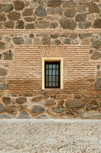 Parede de pedra com janela e rua (vertical ) — Fotografia de Stock