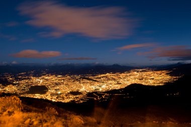 Quito cotopaxi Dağı ile gece