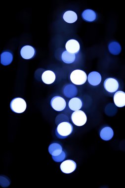 Mavi Noel ışıkları ile siyah bac üzerinde yapılan gerçek bokeh etkisi