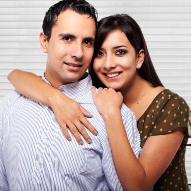 mutlu genç bir çift yeni modern evleri