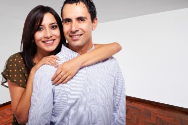 mutlu genç bir çift yeni modern evleri