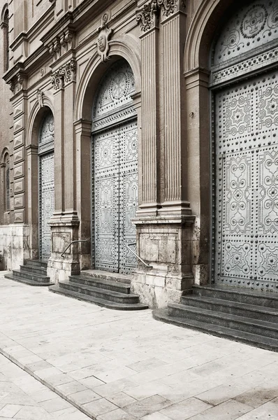 Arquitetura antiga: Porta da igreja europeia medieval — Fotografia de Stock