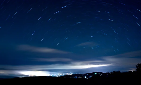 Scena notturna - movimento delle stelle, scatto a lunga esposizione con ISO basso — Foto Stock