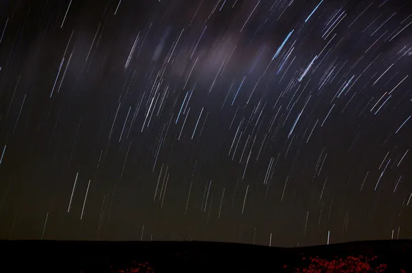 Escena nocturna: movimiento de las estrellas, toma de larga exposición con ISO bajo — Foto de Stock