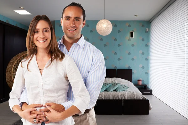 Gelukkige paar op hun nieuwe slaapkamer — Stockfoto