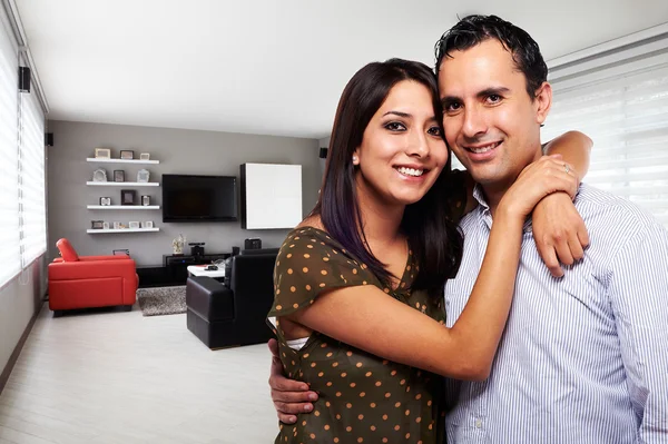 Joven pareja feliz en su nueva casa moderna —  Fotos de Stock