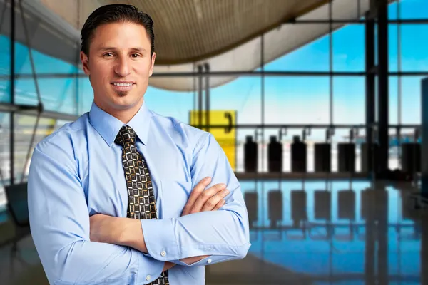 Jovem empresário de sucesso no aeroporto — Fotografia de Stock