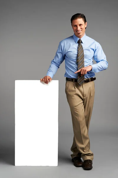 Homem de negócios segurando bandeira branca — Fotografia de Stock