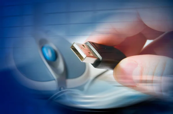 Conceito de tecnologia: mão segurando usb do mouse sobre a tecnologia — Fotografia de Stock