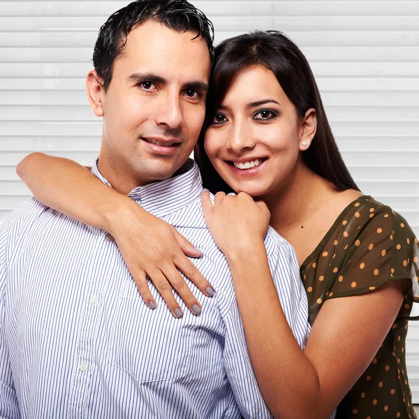 mutlu genç bir çift yeni modern evleri