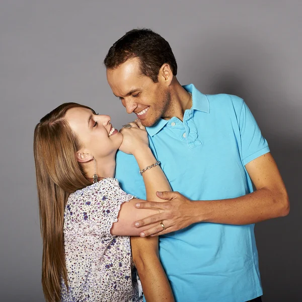 Jovem casal feliz em sua nova casa — Fotografia de Stock