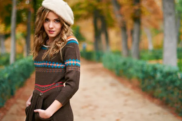 Youn beautiful girl fashion shot. Autumn scene — Stock Photo, Image