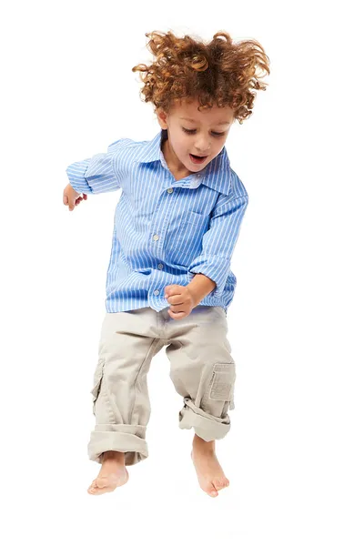 Joven niño feliz saltando — Foto de Stock