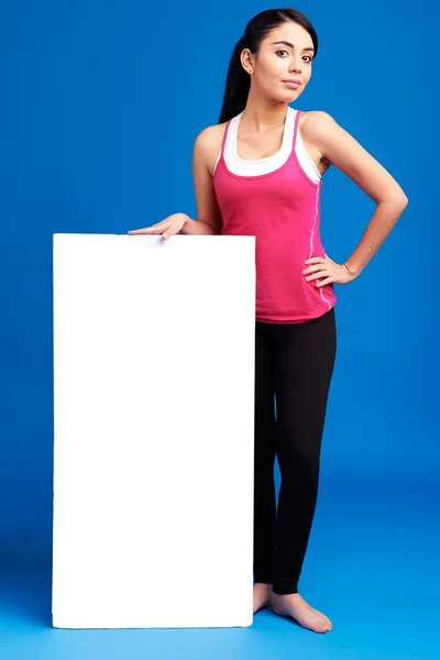 Mladá zdravá žena drží bílé prázdné banner pro kopírování prostor — Stock fotografie