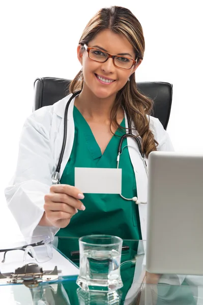 Lachende medische vrouw arts in prive-praktijk tonen busines — Stockfoto