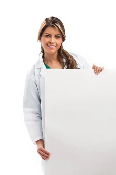 Mujer doctor sosteniendo banner blanco vacío — Foto de Stock