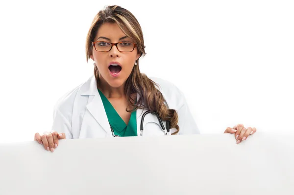 Mujer doctor sosteniendo banner blanco vacío —  Fotos de Stock
