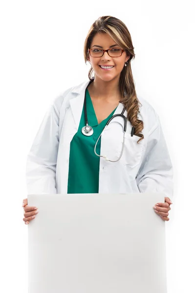 Mujer doctor sosteniendo banner blanco vacío . — Foto de Stock